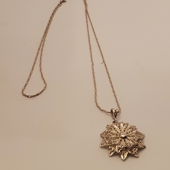 Estate Sterling Filigree Flower Pendant and Chain - Picture 11 of 11